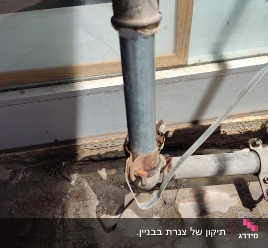 צינור מתכת עם חיבורי ברזל וחלודה